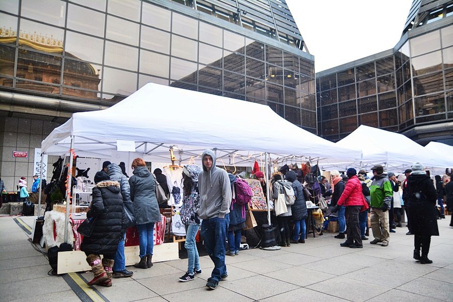 Dyzajn market přilákal stovky Pražanů. Mráz je neodradil.