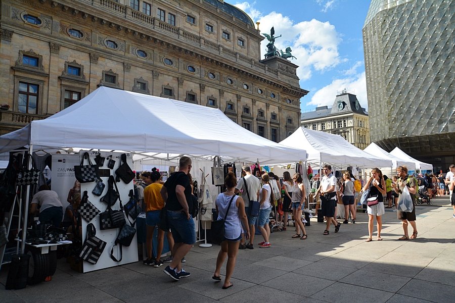 Dyzajn market léto přilákal stovky Pražanů