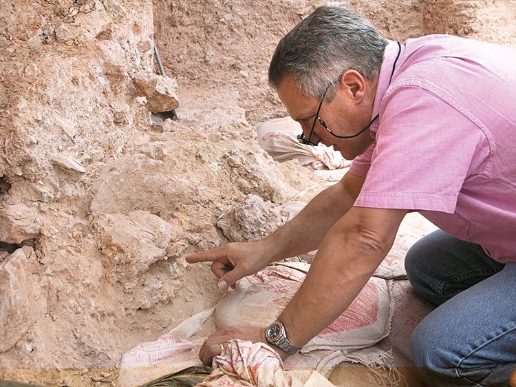 Naleziště Džabal Irhúd se nachází ve starém dole na minerál baryt, který se používá například ve stavebnictví