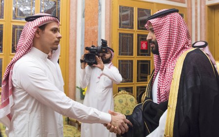 Syn zavražděného novináře Džamála Chášukdžího Saláh si musel potřást rukou s korunním princem Mohamadem bin Salmánem, mužem, který zřejmě nařídil vraždu jeho otce.