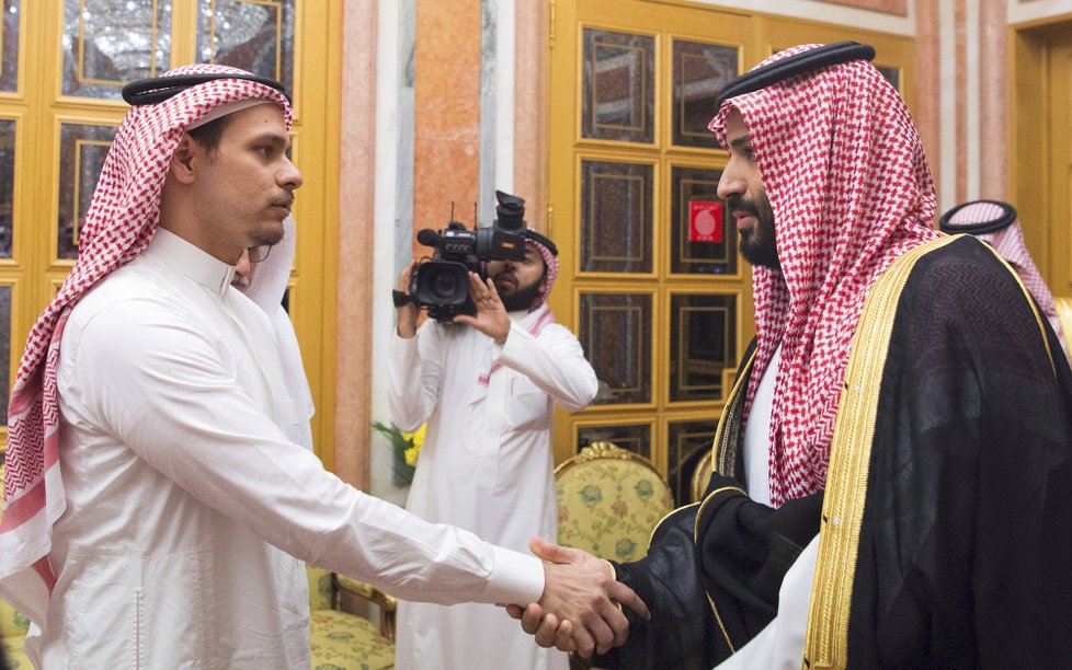 Syn zavražděného novináře Džamála Chášukdžího Saláh si musel potřást rukou s korunním princem Mohamadem bin Salmánem, mužem, který zřejmě nařídil vraždu jeho otce. Saláhovi bylo po letech zákazu umožněno vycestovat z království, odjel do USA.