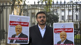 Lidé po celém světě žádají spravedlnost pro Chášukdžího. Protest před saúdskoarabskou ambasádou v Londýně.