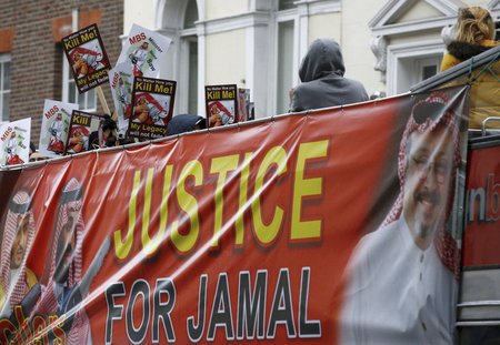 Lidé po celém světě demonstrovali – požadovali spravedlnost pro zavražděného novináře Džamála Chášukdžího.