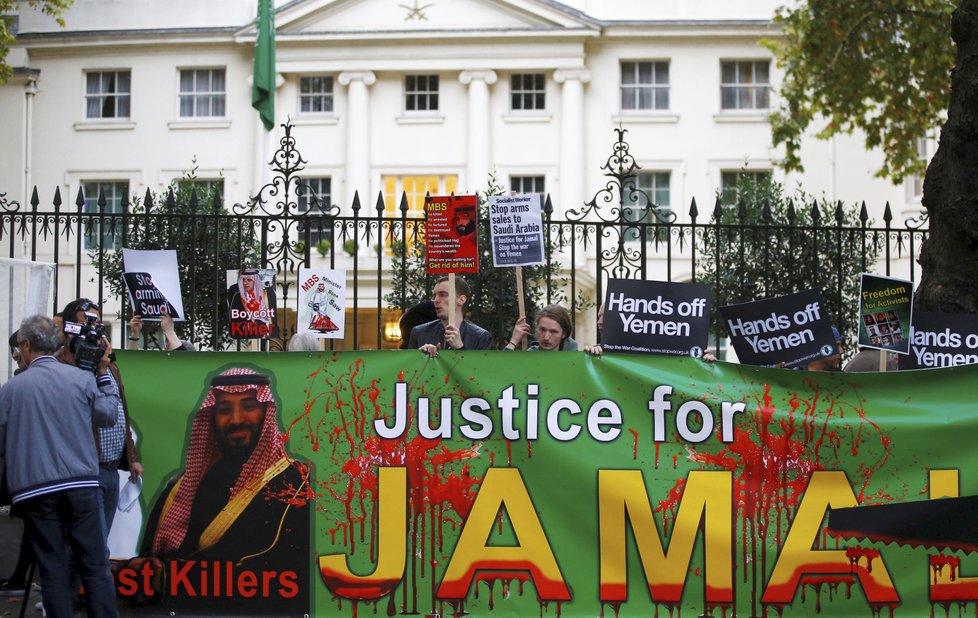 Lidé po celém světě demonstrují - požadují spravedlnost pro zavražděného novináře Džamála Chášukdžího.