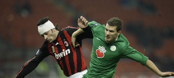 Džeko v souboji s obráncem AC Milán Kaladzem.