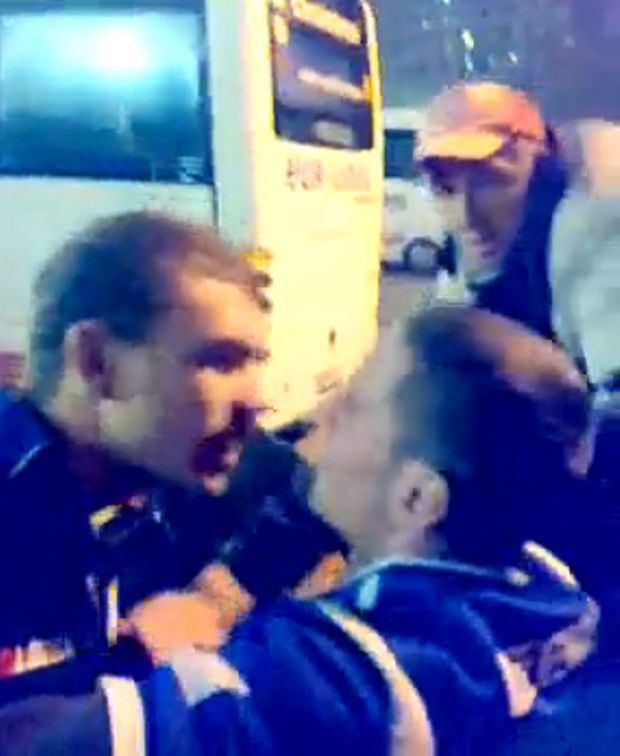 Edin Džeko (vlevo) seřval tohoto fanouška (vpravo). Edin Džeko (vlevo) seřval tohoto fanouška (vpravo).