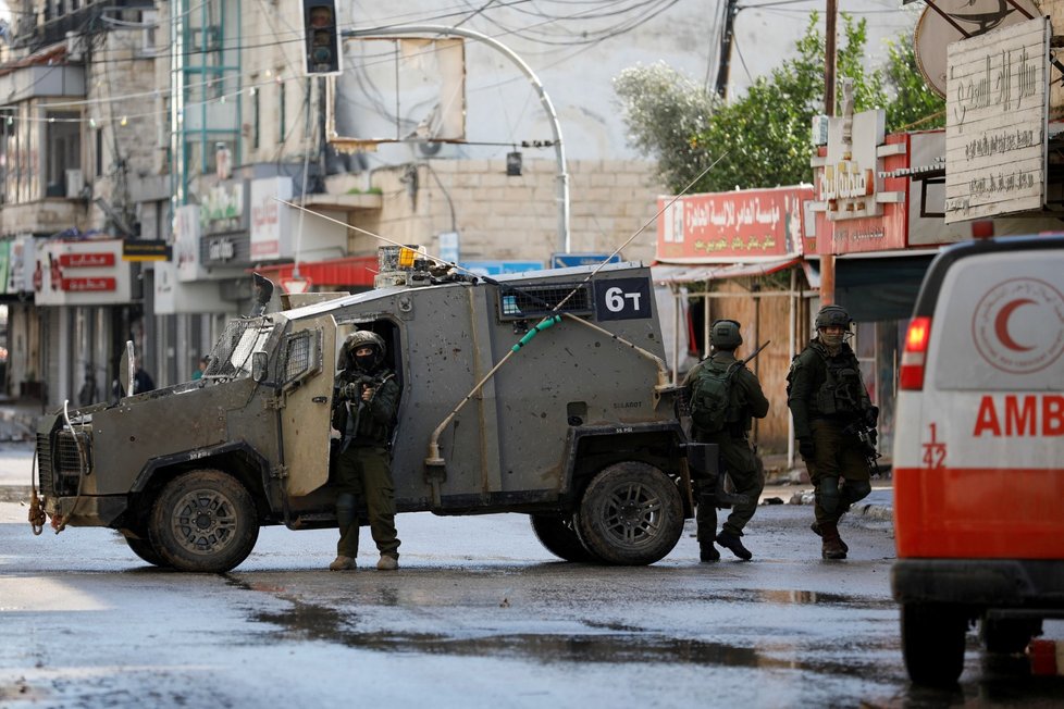 Dženín na Západním břehu: Izraelští vojáci při razii blokují palestinské sanitky (13. 12. 2023).