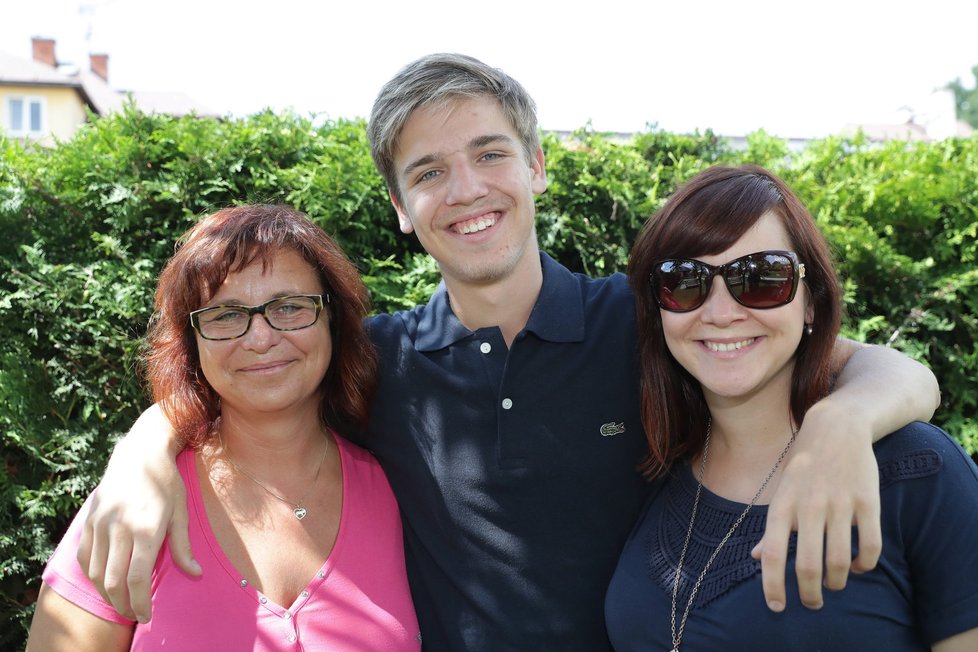 Radek Šír s maminkou a sestrou už doma ve Vrchlabí.