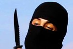 Džihádista John jak ho zná celý svět – maskovaný v kukle a s nožem v ruce