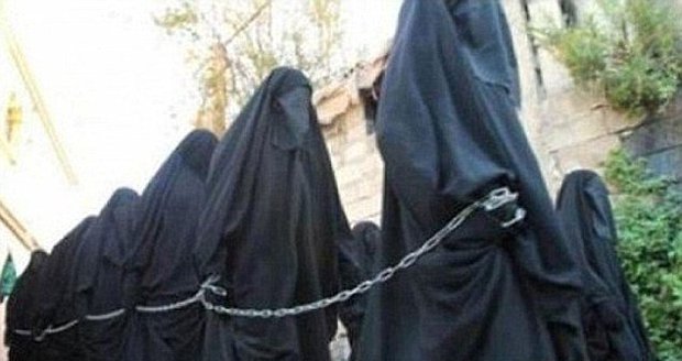 Džihádistka z ISIS v časopise hájila znásilňování otrokyň.
