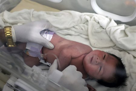 Matka dívenku porodila v sutinách a zemřela. Novorozenec přežil z rodiny jako jediný.