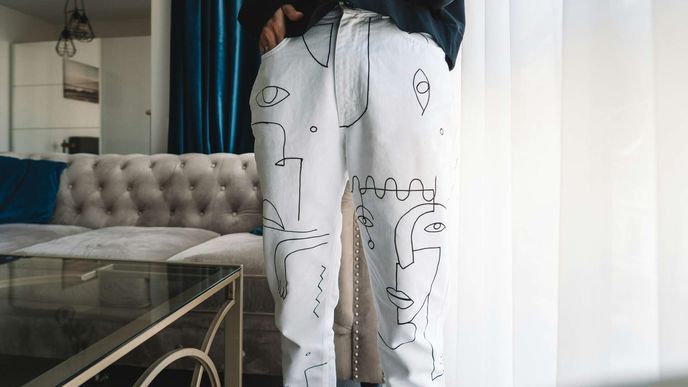 Bílé džíny jsou na podzim stejně trendy, jako byly na jaře. Bílé džíny jsou na podzim stejně trendy, jako byly na jaře.