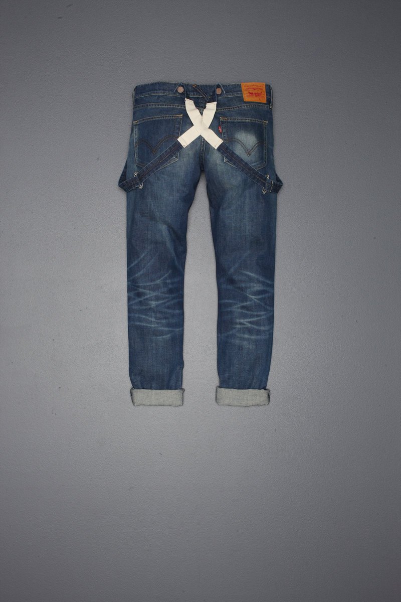 Extravagantní džíny s kšandami: Levi´s, 3690 Kč