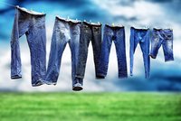 Tohle denimu nedělejte! 5 největších chyb při praní džínoviny