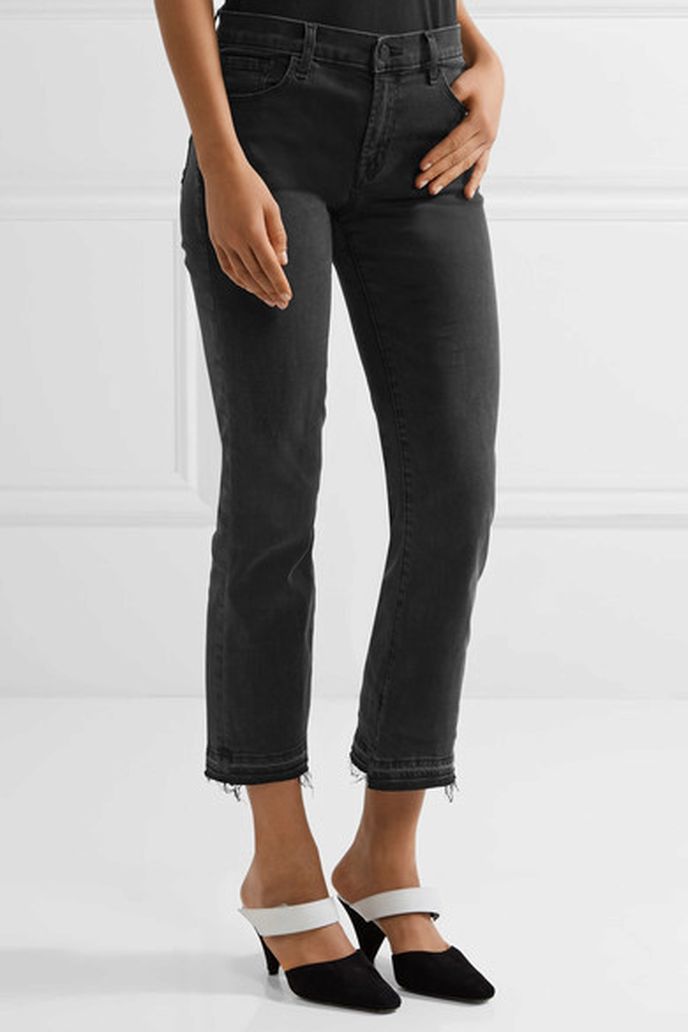 Džíny s rozpáraným lemem, J Brand, 275 eur, www.net-a-porter.com