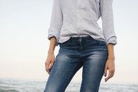 Moc těsné nebo obnošené? Díky těmto trikům vám džíny zase sednou!