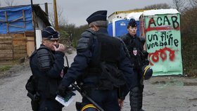 Francouzští policisté v Džungli: Uprchlickém městečku, které vyrostlo u Calais.