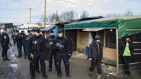 Francouzští policisté v Džungli: Uprchlickém městečku, které vyrostlo u Calais