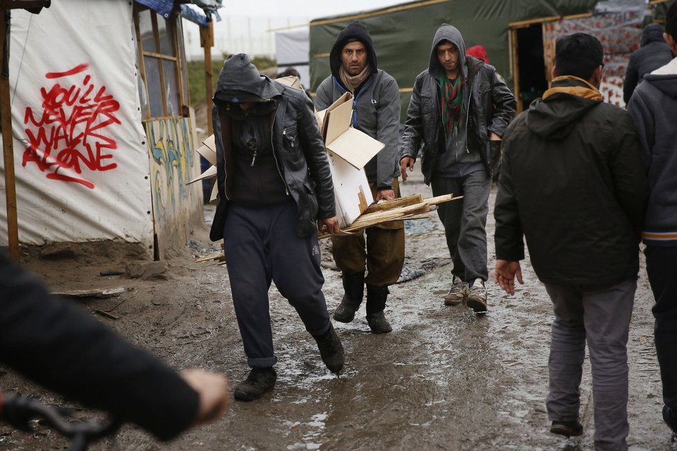 Francouzští policisté v Džungli: Uprchlickém městečku, které vyrostlo u Calais