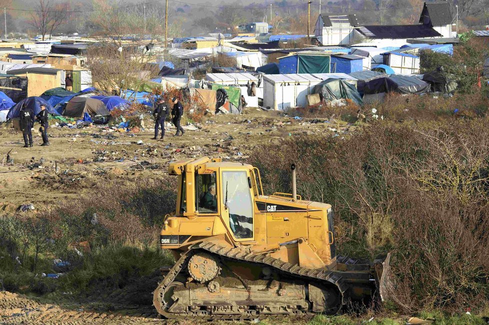 Francouzští policisté v Džungli: Uprchlickém městečku, které vyrostlo u Calais.