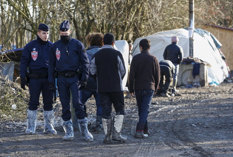 Francouzští policisté v Džungli: Uprchlickém městečku, které vyrostlo u Calais.