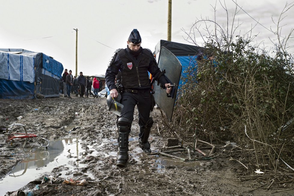 Francouzští policisté v Džungli: Uprchlickém městečku, které vyrostlo u Calais.