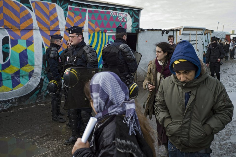 Francouzští policisté v Džungli: Uprchlickém městečku, které vyrostlo u Calais