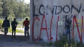 Sen migrantů z „Džungle“ v Calais je jasný – dostat se do Velké Británie.