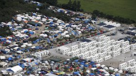 V provizorním táboře „Džungle“ u Calais žijí tisíce migrantů.