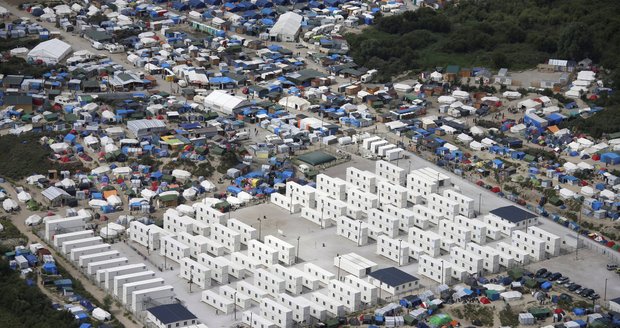 V „džungli“ u Calais je přes 6900 migrantů. „Ohrožuje to i Evropu,“ míní Čech