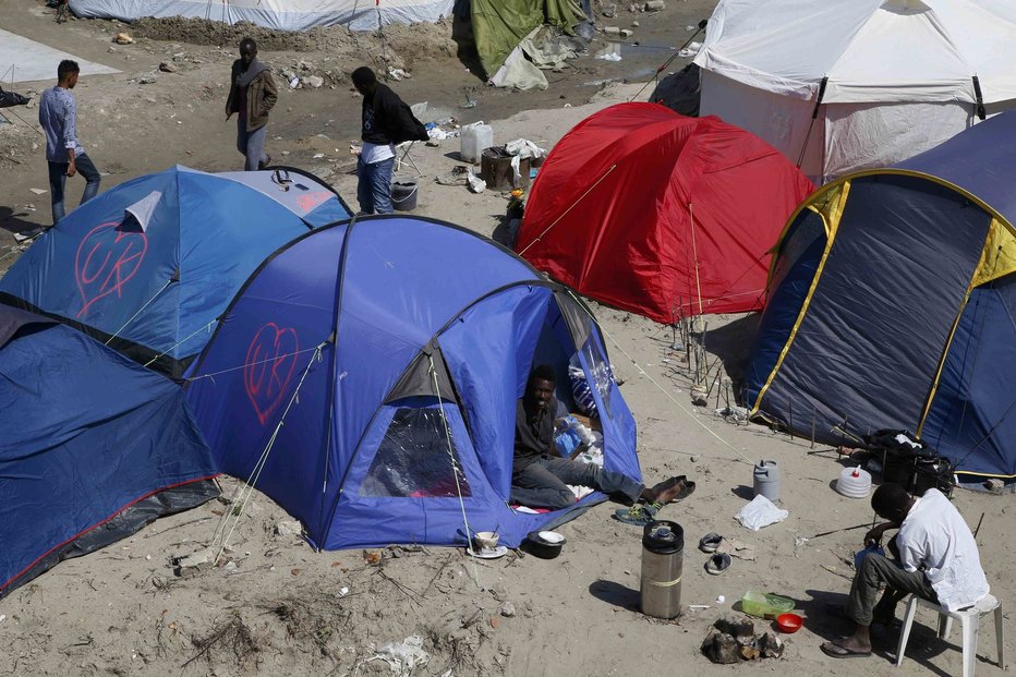 V provizorním táboře &#34;Džungle&#34; u Calais žijí tisíce migrantů