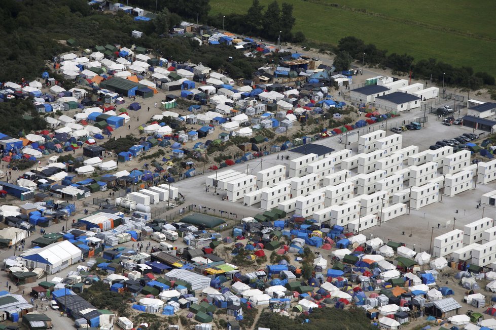 V provizorním táboře „Džungle“ u Calais žijí tisíce migrantů.