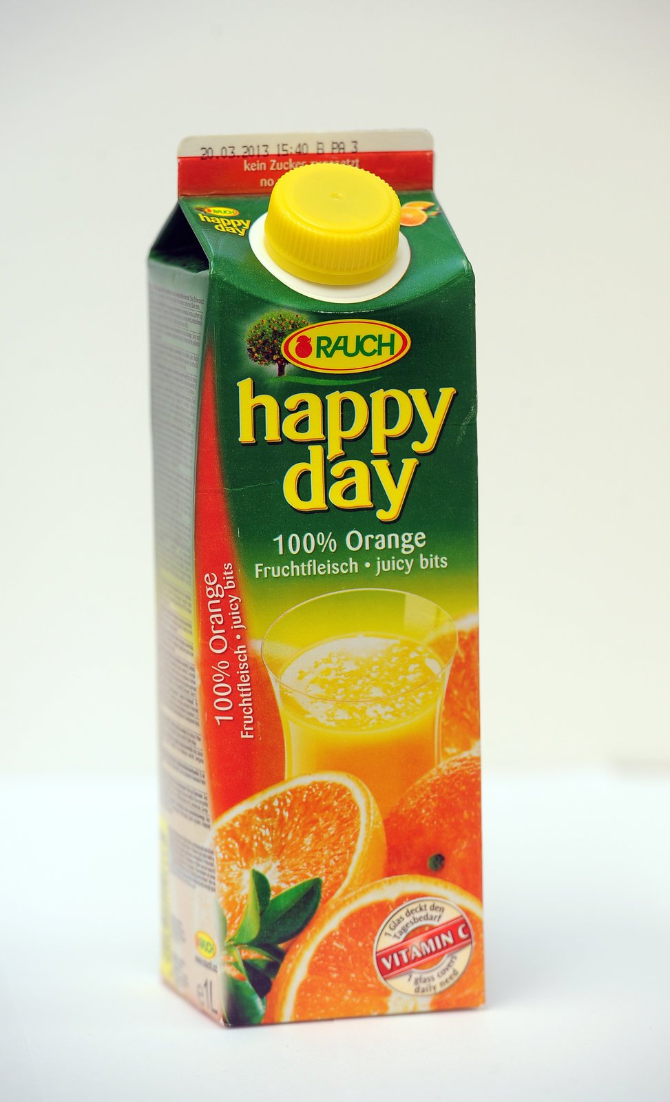 Happy day Příchuť: pomeranč Vyrábí: Rauch 1 sklenice obsahuje necelých 5 kostek cukru Podíl ovocné složky: 100 % Chuť: mírně nahořklá, ale osvěžující Sladidla: neobsahuje Éčka: neobsahuje Hodnocení: V podstatě jde o čirý pomerančový koncentrát bez přidaného cukru. Navíc v jedné sklenici přijmete 75 gramů vitaminu C, což vám pokryje denní dávku. Známka: 1