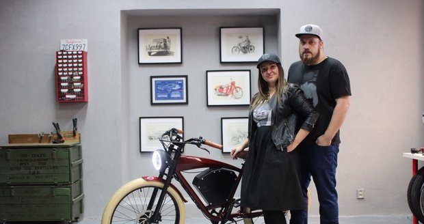 Zuzana a Jan Malinovi otevřeli garáž zabývající se přestavbou elektrokol v duchu legendárních starých motocyklů.