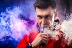 E-cigareta s příchutí prý láká děti ke kouření (ilustrační foto)