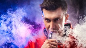 E-cigareta s příchutí prý láká děti ke kouření (ilustrační foto)