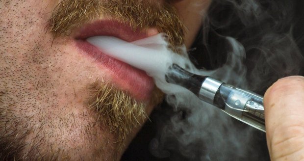 Zabíjí kuřáky e-cigaret kyanid? Testy odhalily ve vapovacích perech smrtící chemikálie