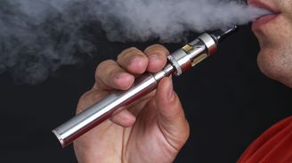 Konec e-cigaret? Spojené státy možná začnou regulovat příchutě kvůli dětem, omezují je i další země