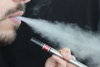 Nad e-cigaretami se smráká. A zdravotničtí experti chtějí zákaz jejich oblíbeného typu