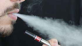 Nad e-cigaretami se smráká. A zdravotničtí experti chtějí zákaz jejich oblíbeného typu