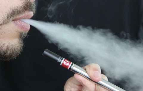Nad e-cigaretami se smráká. A zdravotničtí experti chtějí zákaz jejich oblíbeného typu