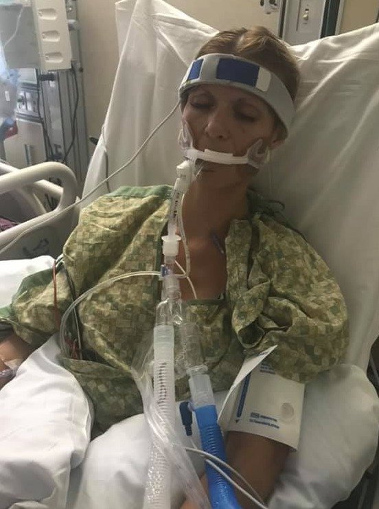 Matka tří dětí kvůli e-cigaretě skončila v kómatu, objevila se u ní „záhadná“ plicní nemoc.