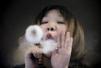 Tabák a e-cigarety nově až od 21 let. V USA zpřísnili prodej i kvůli vlně úmrtí