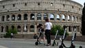 Turisté si užívají jízdy od římského Kolosea do Vatikánu či na mostech přes řeku Tiberu.