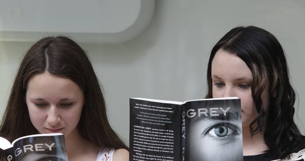 Dvě dívky (14 a 15) čtou novou knihu E. L. James.