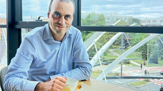 Jakub Ouhrabka je ředitelem Comgate, která přes dvacet let poskytuje platební brány a terminály. Ve firmě působí od roku 2000, kdy začínal jako vedoucí vývoje informačních systémů. Od roku 2017 je jejím ředitelem. Vystudoval Matematicko-fyzikální fakultu Univerzity Karlovy.
