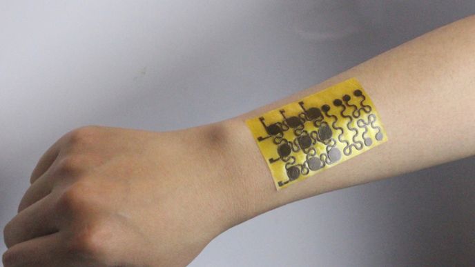 Tato elektronická kůže vám změří teplotu a sama se zacelí při poškození