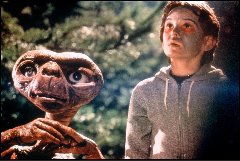 Melissa Mathison napsala k filmu E.T. - Mimozemšťan scénář.