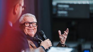 Hlavní řečník konference, architekt Daniel Libeskind. Hlavní řečník konference, architekt Daniel Libeskind.