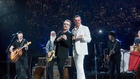 U2 a Eagles of Death Metal rozezpívali Paříž! Hudebníci se vrátili na místo činu